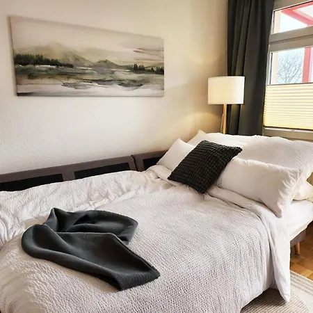 2 Zimmer, Bett Und Schlafsofa, Balkon, Waschmaschine L * Leipzig